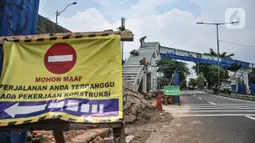 Pekerja Dinas Bina Marga DKI Jakarta mengerjakan pembangunan JPO di Jalan Kolonel Sugiono, Duren Sawit, Jakarta Timur, Rabu (3/11/2021). Pembangunan JPO tersebut bertujuan memberikan kenyamanan serta keselamatan bagi pejalan kaki dan mencegah kecelakaan. (merdeka.com/Iqbal S. Nugroho)