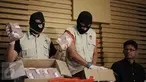 Penyidik KPK menunjukkan barang bukti disaksikan Pimpinan KPK Laode M Syarif dan Jubir  KPK Febri Diansyah saat memberikan keterangan Operasi Tangkap Tangan (OTT) Bupati Klaten di Gedung KPK, Jakarta, Sabtu (31/12). (Liputan6.com/Helmi Afandi)