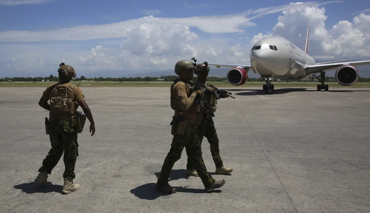 Wartawan Associated Press melihat mereka berpatroli di daerah-daerah dekat bandara internasional utama, yang dibuka kembali pada bulan Mei setelah kekerasan geng memaksa bandara tersebut ditutup selama hampir tiga bulan. (AP Photo/Odelyn Joseph)