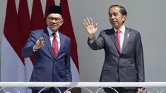 Presiden Joko Widodo (kanan) bersama  Perdana Menteri Malaysia Anwar Ibrahim melambaikan tangan di veranda Istana Kepresidenan Bogor, Jawa Barat, Senin (9/1/2023). Presiden Joko Widodo menerima kunjungan kenegaraan Perdana Menteri Malaysia Anwar Ibrahim di Istana Bogor. (AP Photo/Achmad Ibrahim)