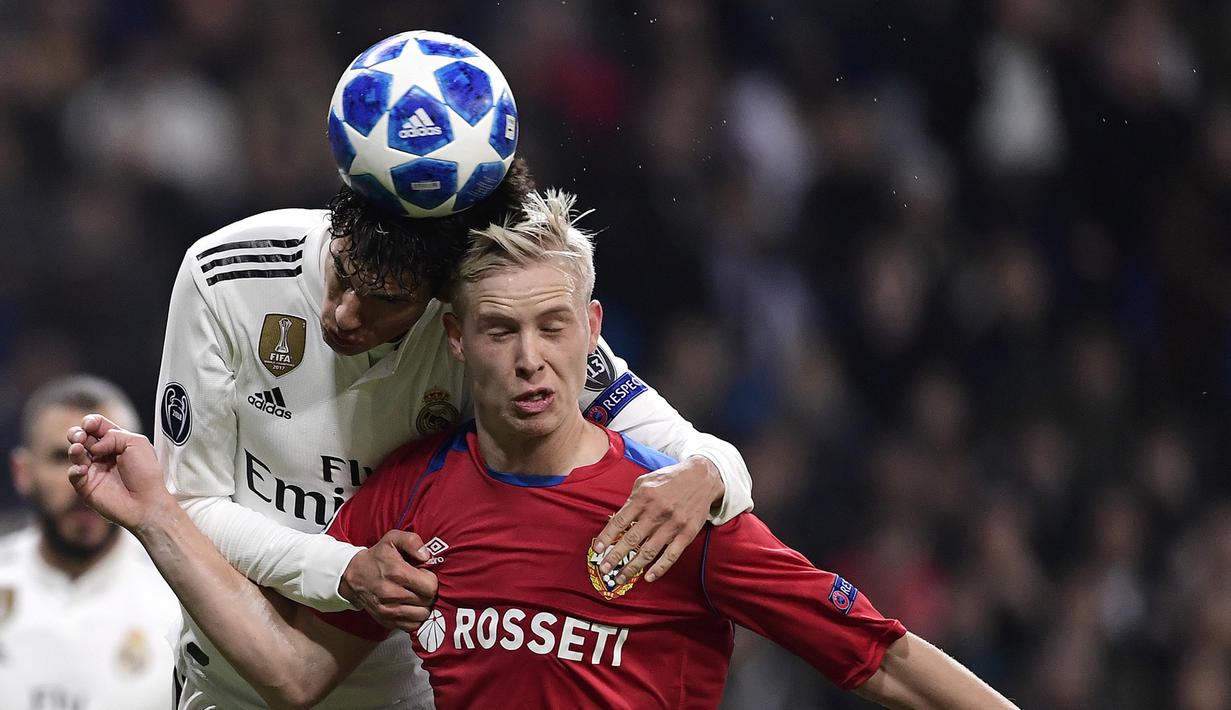 Bek Real Madrid, Jesus Vallejo, duel udara dengan gelandang CSKA Moskow, Hordur Magnusson, pada laga Liga Champions di Stadion Santiago Bernabeu, Madrid, Rabu (12/12). Madrid kalah 0-3 dari CSKA. (AFP/Javier Soriano)
