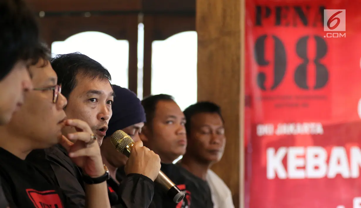 Persatuan Nasional Aktivis 98 (PENA 98) memberikan keterangan pers di Jakarta, Kamis (14/3). Dalam keterangan persnya PENA 98 menyatakan sikap menolak Capres Pelanggar HAM, Menolak Capres Tuan Tanah. (Liputan6.com/Johan Tallo)