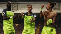 Gelandang Liverpool, Roberto Firmino, berjoget tanpa baju merayakan gol yang dicetaknya ke gawang Crystal Palace pada laga Premier League di Stadion Selhurst Park, Inggris, Sabtu (29/10/2016). Liverpool menang 4-2 atas Palace. (Reuters/John Sibley)
