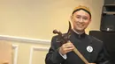 Komedian Extravaganza ini bergaya dengan keris yang dibawanya, Gran Mahakam Hotel, Jakarta Selatan, Kamis (22/5/2014) (Liputan6.com/Panji Diksana).