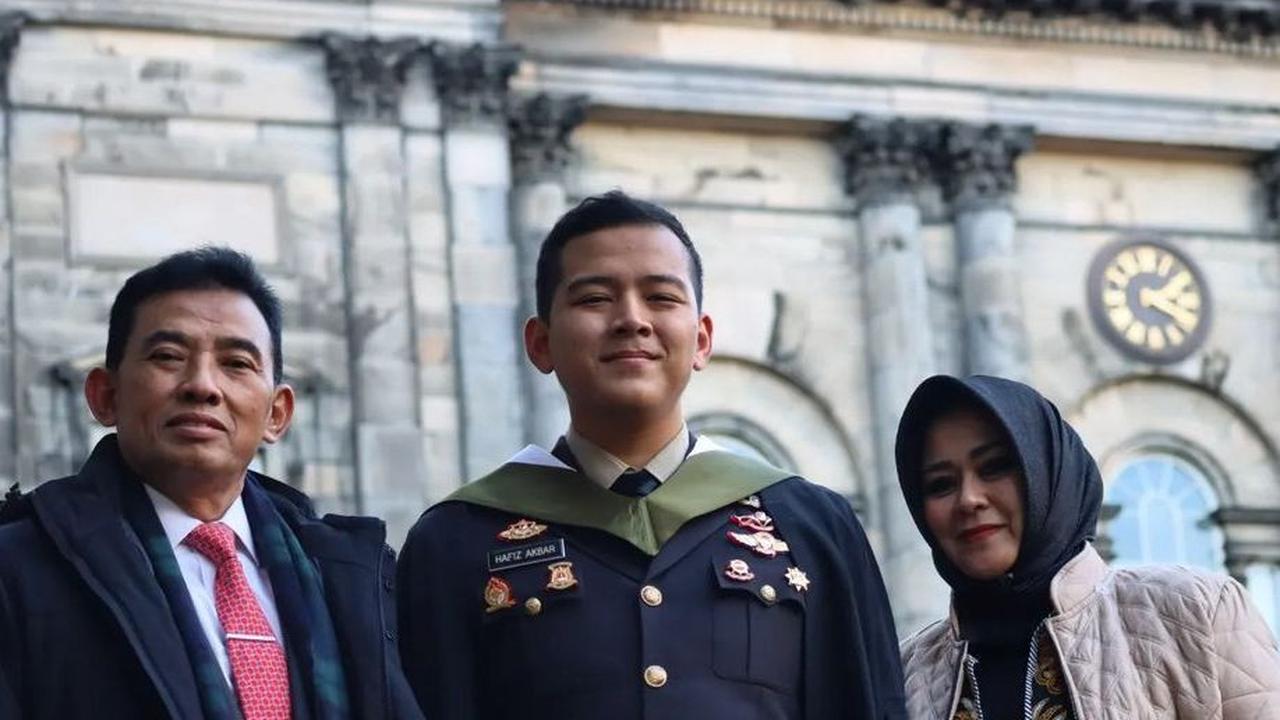 Tidak berkaitan dengan pekerjaannya sebagai anggota Polri, Hafiz terlihat tengah mengikuti kegiatan olah raga lari. Rupanya, putra eks Kepala Staf Angkatan Udara (Kasau) Marsekal TNI (Purn) Yuyu Sutisna ini ikut ajang IPB Half Marathon. <br>