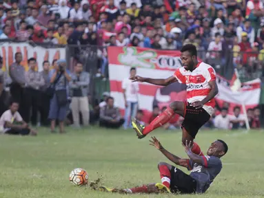 Madura United menjalani laga perdana mereka sebagai tuan rumah saat menghadapi Persiba Balikpapan di Stadion Ahmad Yani, Sumenep, Sabtu (20/2/2016). Kedua tim bermain imbang 1-1. (Bola.com/Vitalis Yogi Trisna)