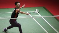 Tunggal putra Indonesia, Jonatan Christie, berusaha mengembalikan kok saat melawan Chou Tien Chen pada laga Indonesia Open 2019 di Istora Senayan, Jakarta, Jumat (19/7). Jojo kalah 21-16, 18-21 dan 14-21. (Bola.com/Vitalis Yogi Trisna)