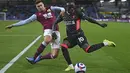 Bek Burnley, Matthew Lowton bersaing dengan penyerang Liverpool, Sadio Mane pada pekan ke-37 Liga Inggris di Stadion Turf Moor, Kamis (20/5/2021) dini hari WIB. Liverpool sukses menembus empat besar klasemen Liga Inggris setelah menang telak 3-0 atas Burnley. (Gareth Copley/Pool via AP)