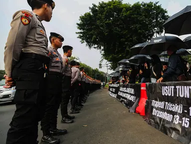Sejumlah aktivis Jaringan Solidaritas Korban untuk Keadilan melakukan Aksi Kamisan di sebrang Istana Merdeka, Jakarta, Kamis (16/5/2024). (Liputan6.com/Angga Yuniar)