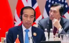 VIDEO: Detik-Detik Jokowi Berhenti Melangkah saat Dirangkul & Pundak Ditekan Presiden Prancis