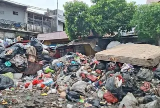 Tumpukan sampah yang menggunung di kawasan Pasar Kopro, Jakarta Barat, kembali menjadi pemandangan yang meresahkan. (Foto: Antara)
