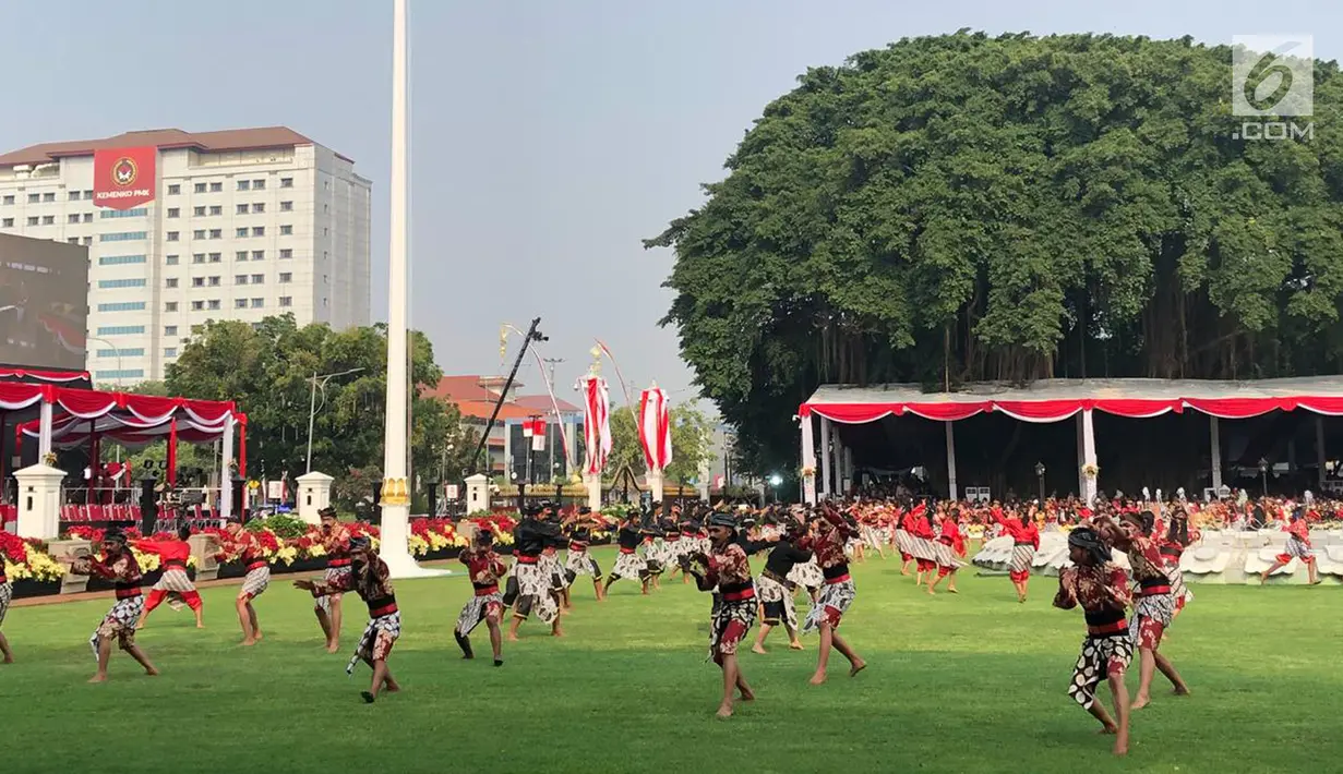 Ratusan Penari menyuguhkan pementasan tarian kuda lumping selama HUT ke-74 RI di Istana Merdeka, Jakarta, Sabtu (17/8/2019). Kuda lumping juga disebut jaran kepang atau jathilan adalah tarian tradisional Jawa yang menampilkan sekelompok prajurit tengah menunggang kuda. (Liputan6.com/Lizsa)