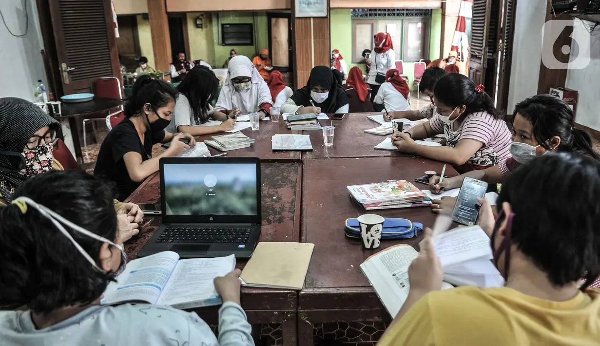 Sejumlah siswa menggunakan fasilitas wifi saat mengikuti pembelajaran jarak jauh di Balai Warga Kelurahan Kuningan Barat, Mampang Prapatan, Jakarta, Kamis (27/8/2020). Fasilitas wifi gratis dari Kelurahan Kuningan Barat untuk meringankan beban orangtua siswa. (merdeka.com/Iqbal S. Nugroho)