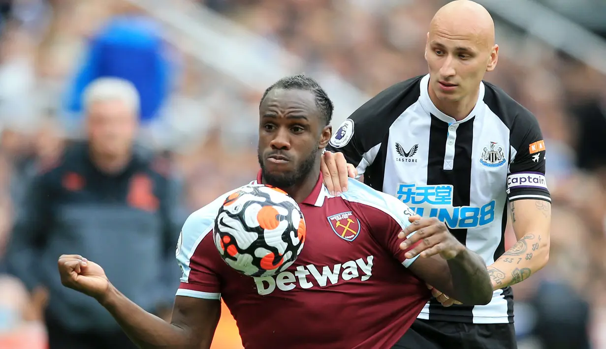 Michail Antonio. Striker West Ham ini telah mengoleksi 4 gol musim ini, sama dengan torehan striker Liverpool Mohamed Salah. Pada pekan ke-5, Michail Antonio gagal menambah pundi-pundi golnya akibat menjalani hukuman satu kali laga akibat menerima kartu merah di pekan ke-4. (AFP/Lindsey Parnaby)