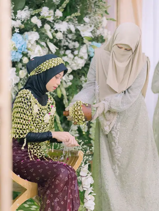 Momen siraman Adiba Khanza. [Foto: Instagram/hijazpictura]