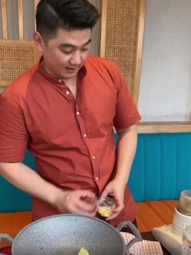 Chef Arnold membuat Kpop popcorn (https://www.instagram.com/p/CHr8bodlVVy/)