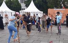 Kampung Dolanan Hadirkan Sensasi Bermain Egrang di Hari Angklung Sedunia Kota Tua