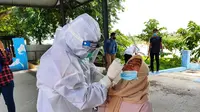 Salah satu warga Kabupaten Musi Banyuasin Sumsel mengikuti screening awal rapid test antigen di Puskesmas Balai Agung Musi Banyuasin Sumsel (Liputan6.com / Nefri Inge)