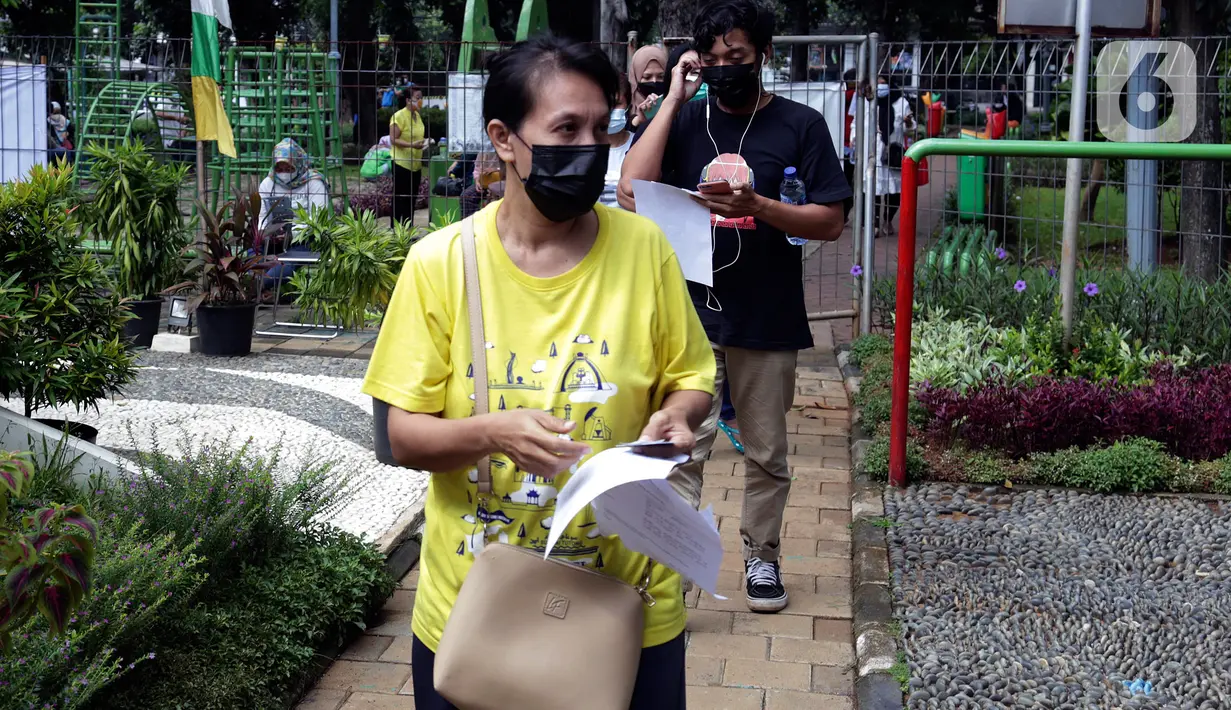 Warga menunggu dalam antre untuk vaksinasi COVID-19 di RPTRA Taman Gajah, Cipete Selatan, Jakarta, Kamis (27/5/2021). Pemprov DKI Jakarta melakukan vaksinasi COVID-19 bagi warga usia 18 tahun ke atas yang berada di RW rentan dan padat penduduk. (Liputan6.com/Johan Tallo)