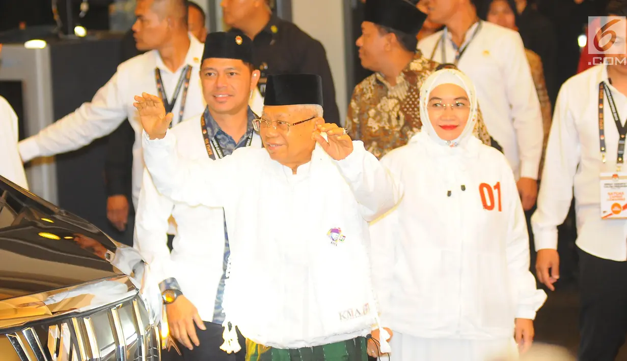 Cawapres nomor urut 01 Ma'ruf Amin berserta istri tiba di lokasi debat keempat Pilpres 2019 di Hotel Shangri-La, Jakarta, Sabtu (30/3). Debat kali ini mengangkat tema tentang ideologi, pemerintahan, pertahanan dan keamanan, serta hubungan internasional. (Liputan6.com/AnggaYuniar)
