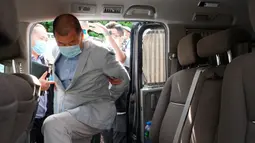 Taipan media Hong Kong, Jimmy Lai masuk ke dalam mobil setelah ditangkap di rumahnya di Hong Kong, Senin (10/8/2020). Pendiri surat kabar lokal Apple Daily itu ditangkap atas tuduhan pelanggaran Undang-Undang Keamanan Nasional Hong Kong karena dianggap berkolusi dengan kekuatan asing. (AP Photo)