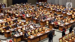 Suasana penutupan sidang paripurna DPR ke-6 masa persidangan I 2019-2020 di Kompleks Parlemen, Jakarta, Selasa (17/12/2019). Rapat menyampaikan laporan Baleg DPR RI terhadap Rancangan Peraturan DPR Tentang Tata Cara Penyusunan Prolegnas. (Liputan6.com/Johan Tallo)