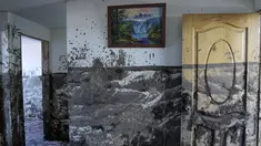 Garis di dinding menandai tingkat lumpur yang dicapai di dalam rumah sehari setelah lereng bukit yang diguyur hujan runtuh dan membawa gelombang lumpur ke rumah-rumah dan lapangan olahraga, di lingkungan La Gasca di Quito, Ekuador, Rabu (2/2/2022). Sedikitnya 24 orang tewas. (AP Photo/Dolores Ochoa)
