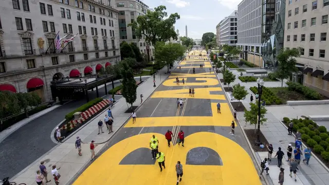 Mural Black Lives Matter dilukiskan dalam huruf-huruf besar berwarna kuning di 16th Street yang mengarah ke Gedung Putih di Washington DC, sebagai bentuk dukungan dan solidaritas. (Photo credit: Khalid Naji-Allah/Executive Office of the Mayor via AP)