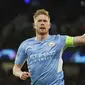 Kevin De Bruyne sukses membawa kemenangan untuk Man City saat menjamu Atletico Madrid pada leg pertama perempat final Liga Champions 2021/22, Rabu (06/04/2022) dini hari WIB. Satu-satunya gol atas nama dirinya tersebut menjadi modal penting bagi The Cityzens untuk leg kedua nanti. (AP/Dave Thompson)