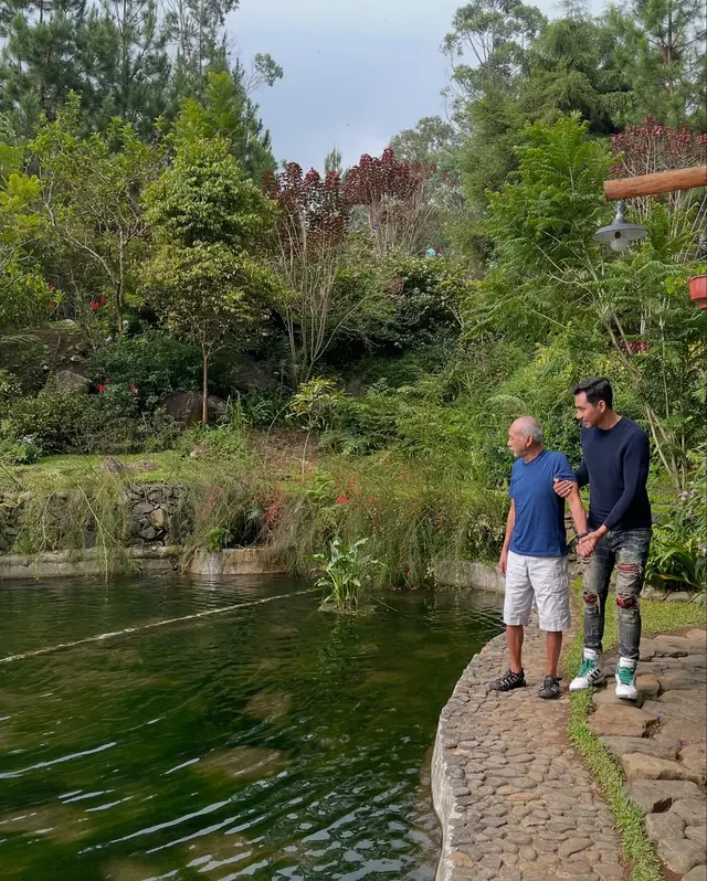 Bikin haru, ini 6 Potret kebersamaan Darius Sinathrya dan mendiang ayah saat liburan
