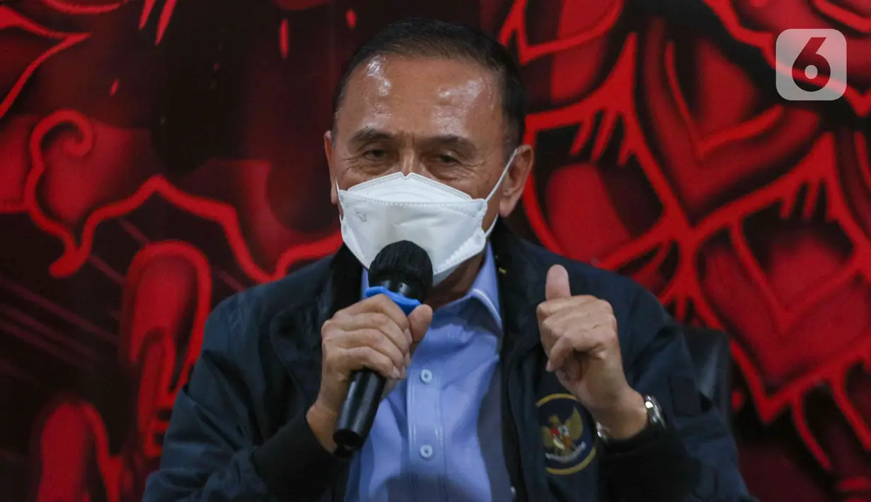 Ketua Umum PSSI Mochamad Iriawan menghadiri jumpa pers menjelang keberangkatan pesepakbola Pratama Arhan menuju Jepang di kantor PSSI, Jakarta, Jumat (4/3/2022). Pratama Arhan yang sebelumnya bermain untuk PSIS Semarang resmi bergabung ke klub Tokyo Verdy. (Liputan6.com/Herman Zakharia)