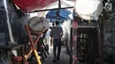 Seorang pria berjalan melewati beduk-beduk yang dijajakan di kawasan Tanah Abang, Jakarta, Senin (13/5/2019). Memasuki bulan suci Ramadan, pesanan beduk mengalami peningkatan dibanding bulan-bulan biasanya. (Liputan6.com/Faizal Fanani)