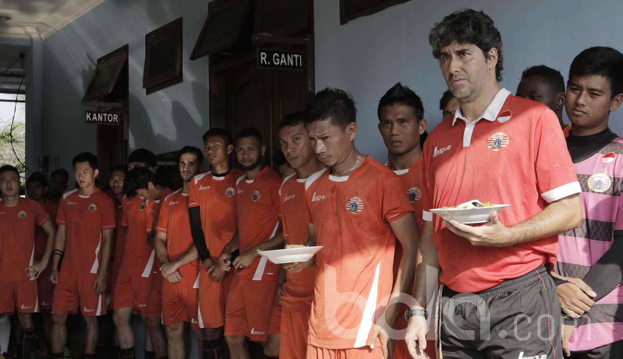 Pelatih Persija, Stefano Cugurra Teco bersama pemain Persija mengikuti acara potong tumpeng. Tim Ibu Kota akhirnya memiliki lapangan latihan tetap usai berpindah-pindah tempat saat mengarungi kompetisi. (Bola.com/M Iqbal Ichsan)
