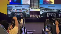 Masyarakat mencoba merasakan sensasi menjadi pembalap Formula E melalui simulator yang tersedia di fans village bagian indoor Jakarta International e-Prix Circuit, Jakarta. (Bola.com/Zulfirdaus Harahap)