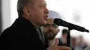 Presiden Turki Recep Tayyip Erdogan berbicara usai menyalati tentara Turki pertama yang tewas dalam operasi 'Ranting Zaitun' di daerah Kurdi Suriah, Ankara, Turki, Selasa (23/1). (Foto AP/Burhan Ozbilici)