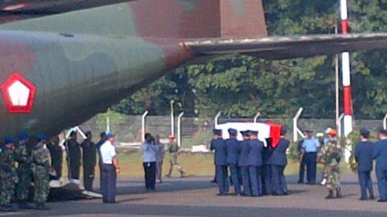 Isak tangis pecah saat jenazah Kapten Agus dimakamkan