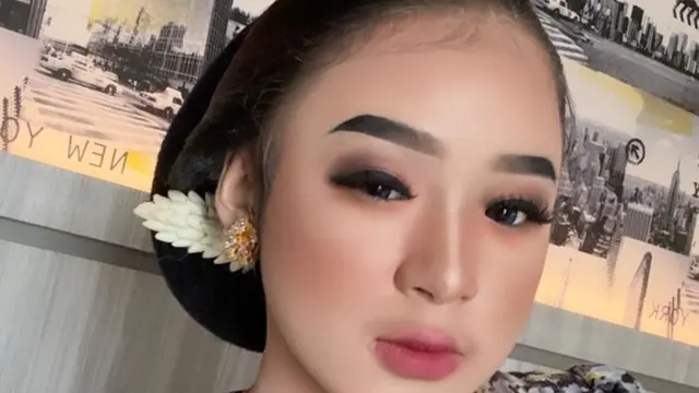 Potret Niken Salindry yang hobi selfie pose close up (credit: instagram/niken_salindry_reall)