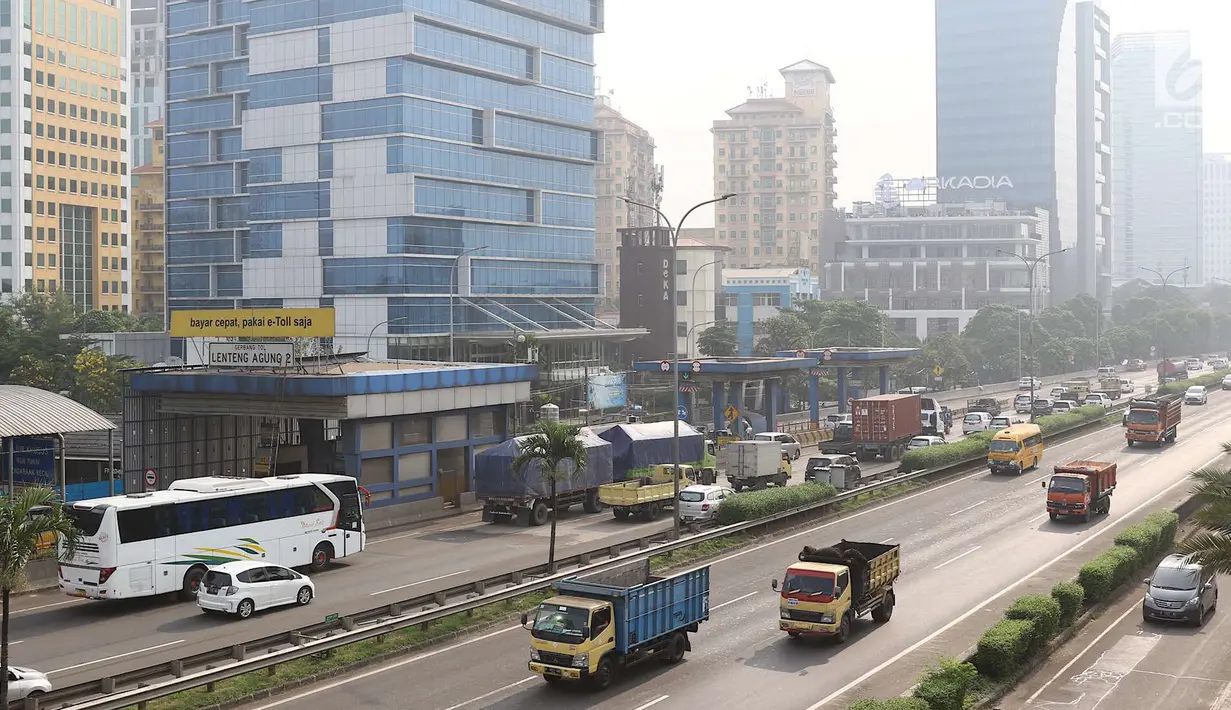 Suasana di ruas Jalan Tol Lingkar Luar Jakarta, Jumat (25/5). Guna mengantisipasi kemacetan saat Asian Games, pemerintah akan segera menguji coba pembatasan truk pada Juni 2018 mendatang. (Liputan6.com/Immanuel Antonius)