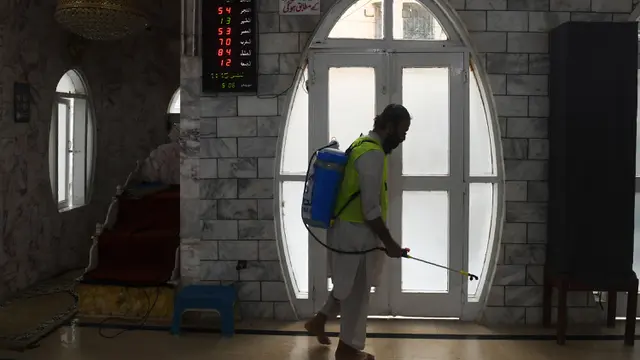 Jelang Ramadan, Masjid di Pakistan Dibersihkan Cegah Covid-19