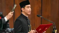 Dalam sumpahnya, Presiden dan Wakil Presiden periode 2024-2029 Prabowo Subianto dan Gibran Rakabuming Raka mengucapkan janji untuk memegang teguh Undang Undang Dasar. (BAY ISMOYO/AFP)