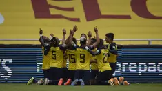 Para pemain Ekuador merayakan setelah Roberto Arboleda mencetak gol pembuka timnya melawan Kolombia selama pertandingan kualifikasi Piala Dunia 2022 di Quito, Ekuador, Selasa (17/11/2020). Ekuador menang telak atas Kolombia 6-1. (Rodrigo Buendia, Pool via AP)