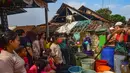 Warga antre mendapatkan air bersih saat pemberian bantuan air bersih yang dilakukan Relawan Gerak Bareng di Desa Cidokom, Bogor, Jawa Barat, Kamis, 30 Juli 2026. (KLY/Arie Basuki)