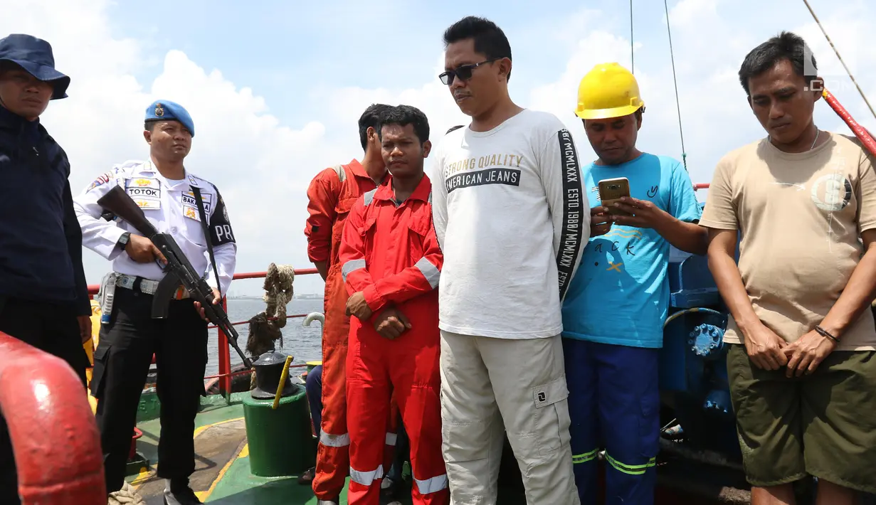 Petugas Badan Keamanan Laut (Bakamla) RI mengamankan awak kapal berjenis motor tanker dan kapal ikan di perairan Teluk Jakarta, Jumat (1/2). Kapal tanker itu diduga telah melakukan transfer BBM ke kapal ikan sekitar 41 ton. (Liputan6.com/Angga Yuniar)
