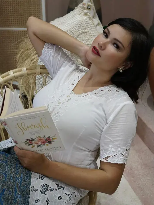 <p>Kini Tracy mantap memilih menjadi hamba Tuhan dan melakukan pelayanan gereja sepenuh waktu. (FOTO: instagram.com/tracytrinita/)</p>