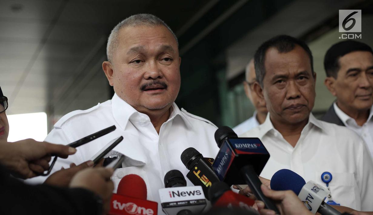 Gubernur Sumsel, Alex Noerdin memberi keterangan usai mengunjungi korban ambruknya balkon BEI di RS Siloam, Jakarta, Selasa (16/1). Soal biaya, seluruhnya menjadi tanggung jawab BEI dan Pemerintah Provinsi Sumsel. (Liputan6.com/Arya Manggala)