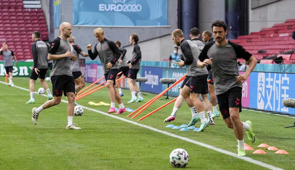Para pemain timnas Denmark selama sesi latihan tim di stadion Parken di Kopenhagen, Jumat (11/6/2021). Timnas Denmark akan berhadapan dengan Timnas Finlandia pada laga pembuka Grup B Euro 2020, Sabtu (12/6) malam. (AP Photo/Martin Meissner)