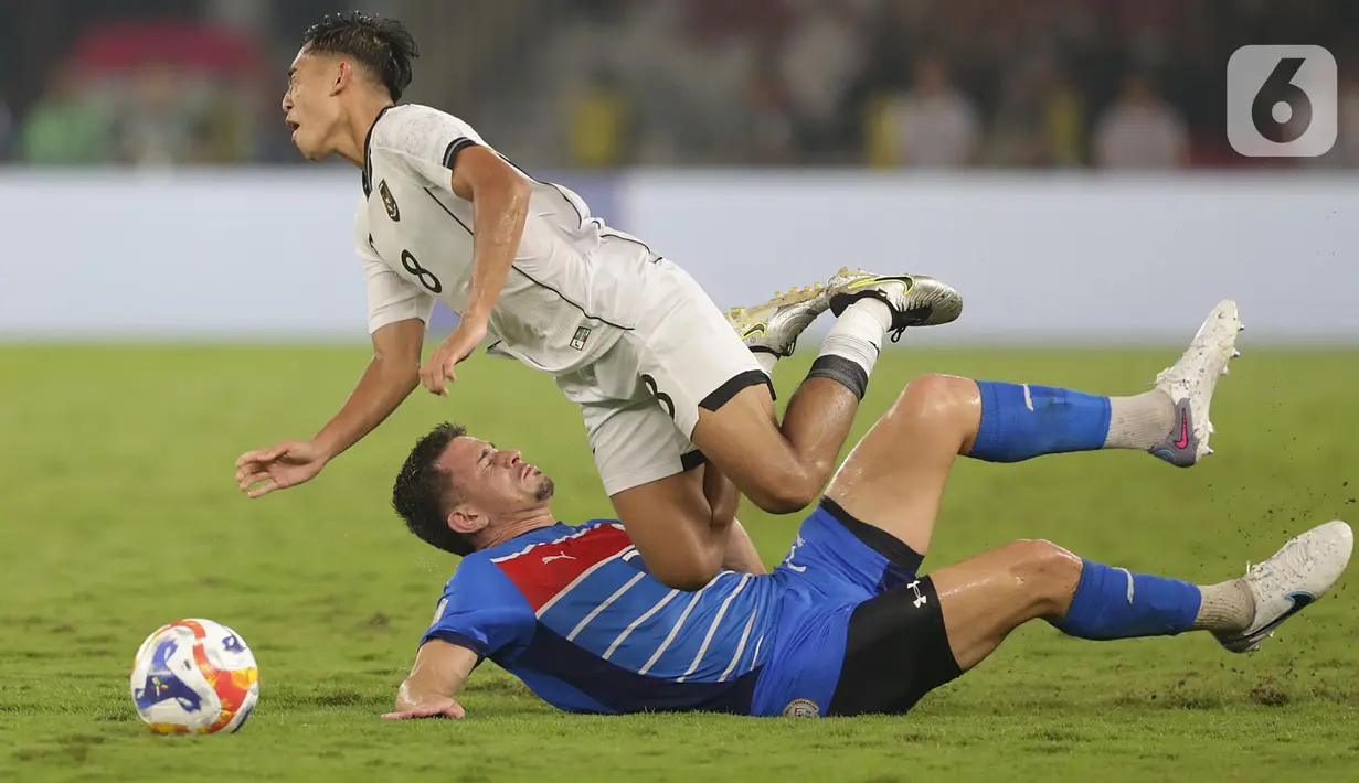 Pemain Timnas Indonesia U-23, Muhammad Rayhan Hannan (atas) mendapat pelanggaran keras dari Noah River Leddel (Filipina) saat laga lanjutan Grup A Piala AFF U-23 2025 di Stadion Utama Gelora Bung Karno (SUGBK), Jakarta, Jumat (18/7/2025). (Liputan6.com/Helmi Fithriansyah)