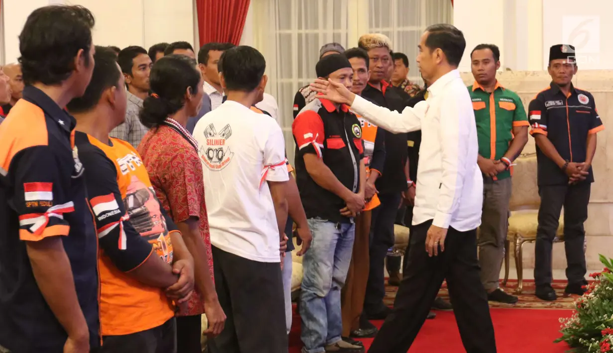 Presiden Joko Widodo (Jokowi) menyapa perwakilan sopir truk se-Indonesia saat melakukan audiensi di Istana Negara, Jakarta, Selasa (8/5). Jokowi menerima aduan dari sopir truk terkait premanisme hingga pungli di jalan. (Liputan6.com/Angga Yuniar)