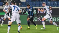 Inter Milan harus puas bermain imbang 0-0 kontra Atalanta pada laga pekan ke-22 Serie A di Gewiss Stadium, Senin (17/1/2022) dini hari WIB. (AFP/Miguel Medina)