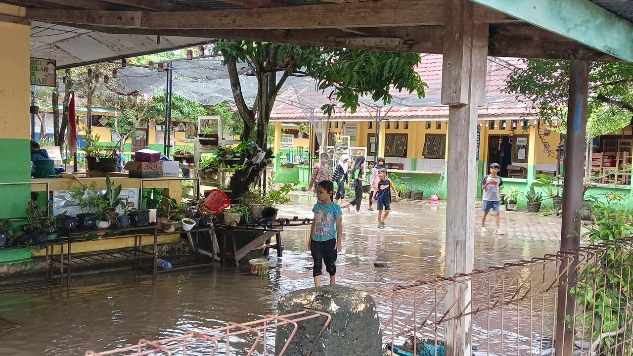 "Pak Wali Kota Jambi Tolong, Kami Sudah Capek Sekolah Kebanjiran"